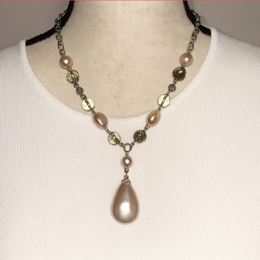 Elegant Pearl and Gold Necklace